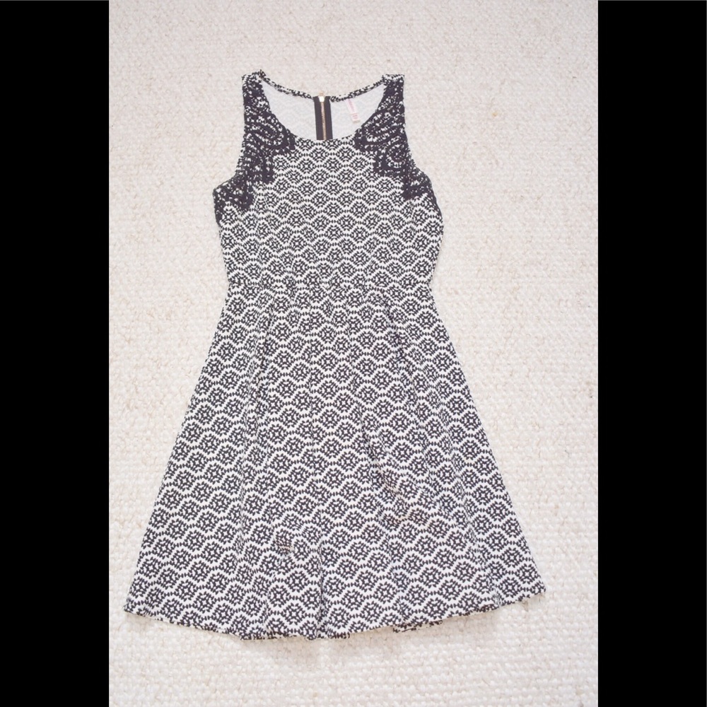 Black and white pattern dress.